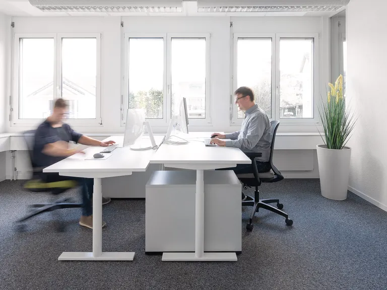 Büro in dem 2 Entwickler dynamisch arbeiten